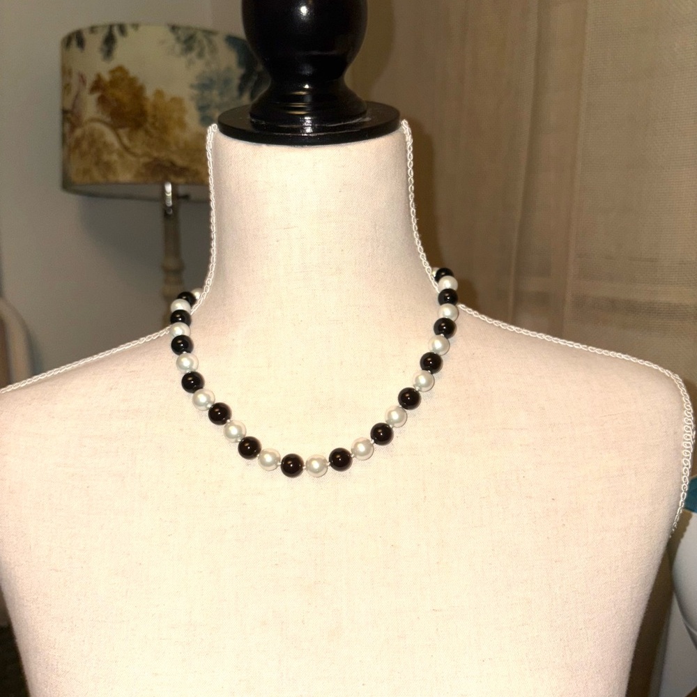 16" black and white imitation pearl necklace